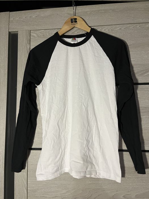 Футболки різних кольорів