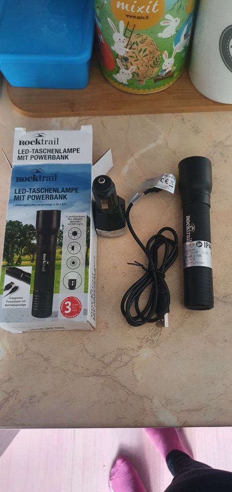 Latarka z powerbankiem
