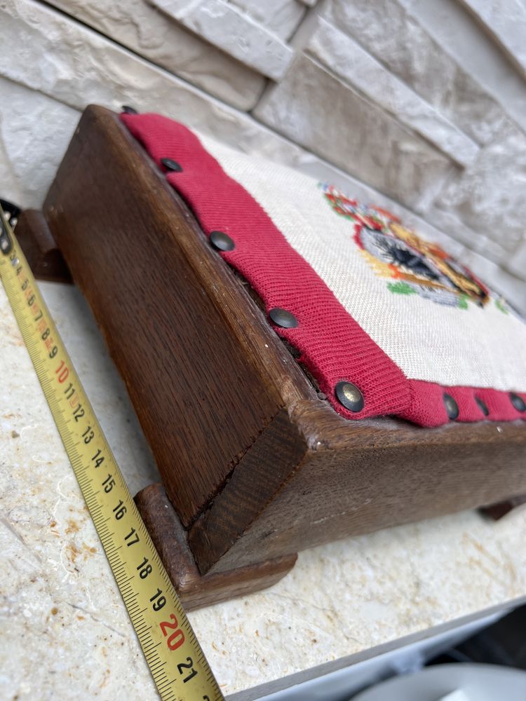 Stary klęcznik podnóżek mały drewniany ręcznie haftowany