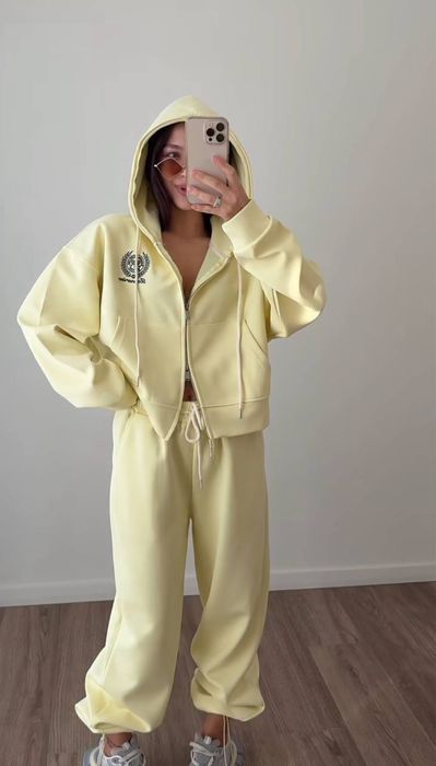 Жіночий спортивний костюм