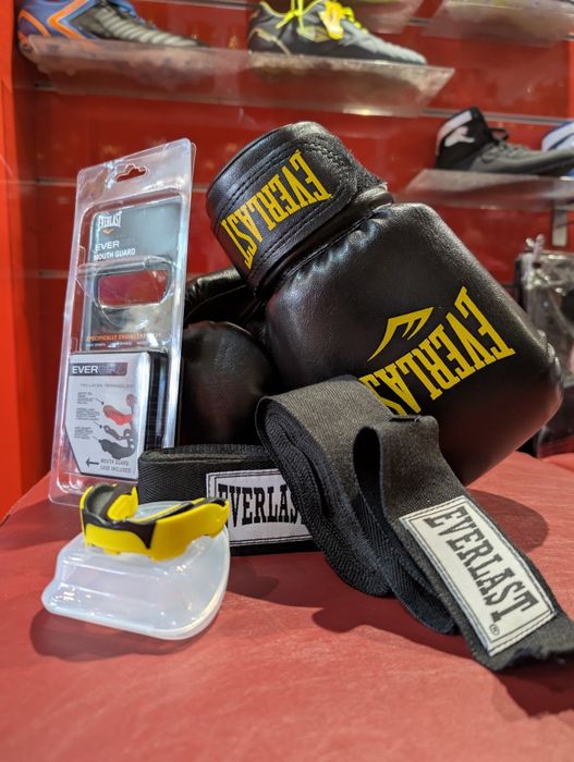 Набор для бокса Everlast, перчатки боксерские+капа+бинты 4 м.