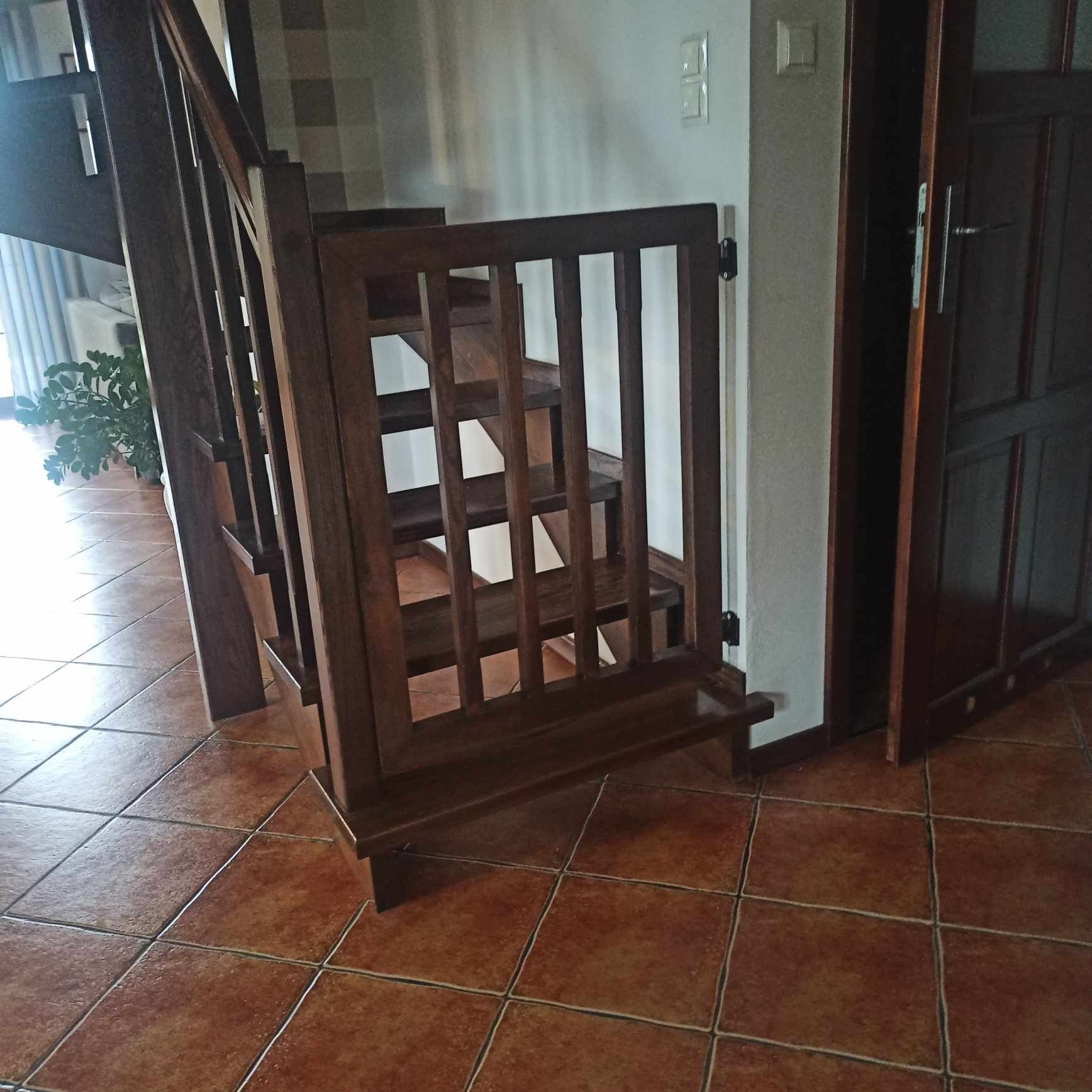 Bramka na schody dla psa z dębu na wymiar