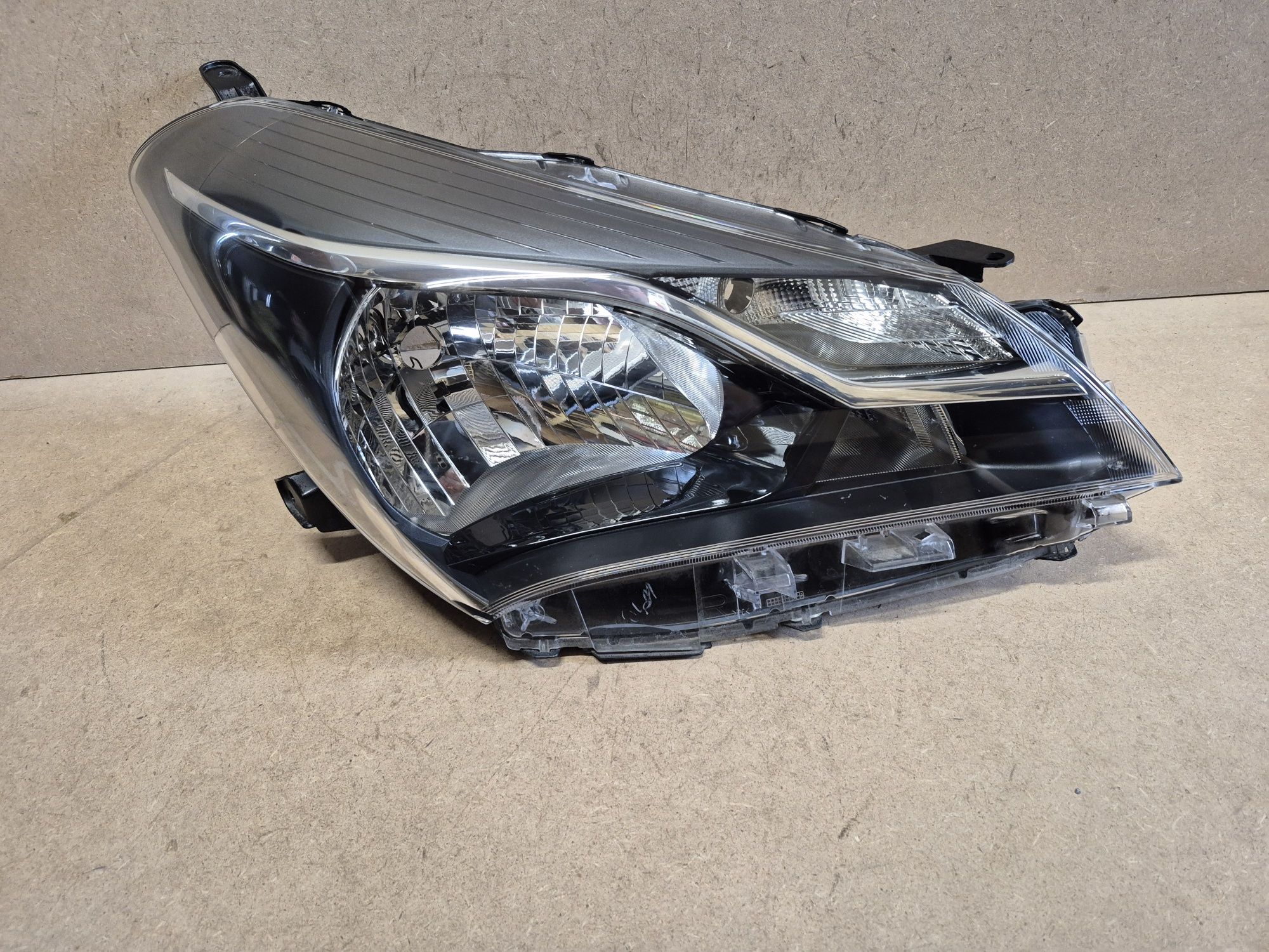 Lampa reflektor toyota Yaris 3 prawy europa
