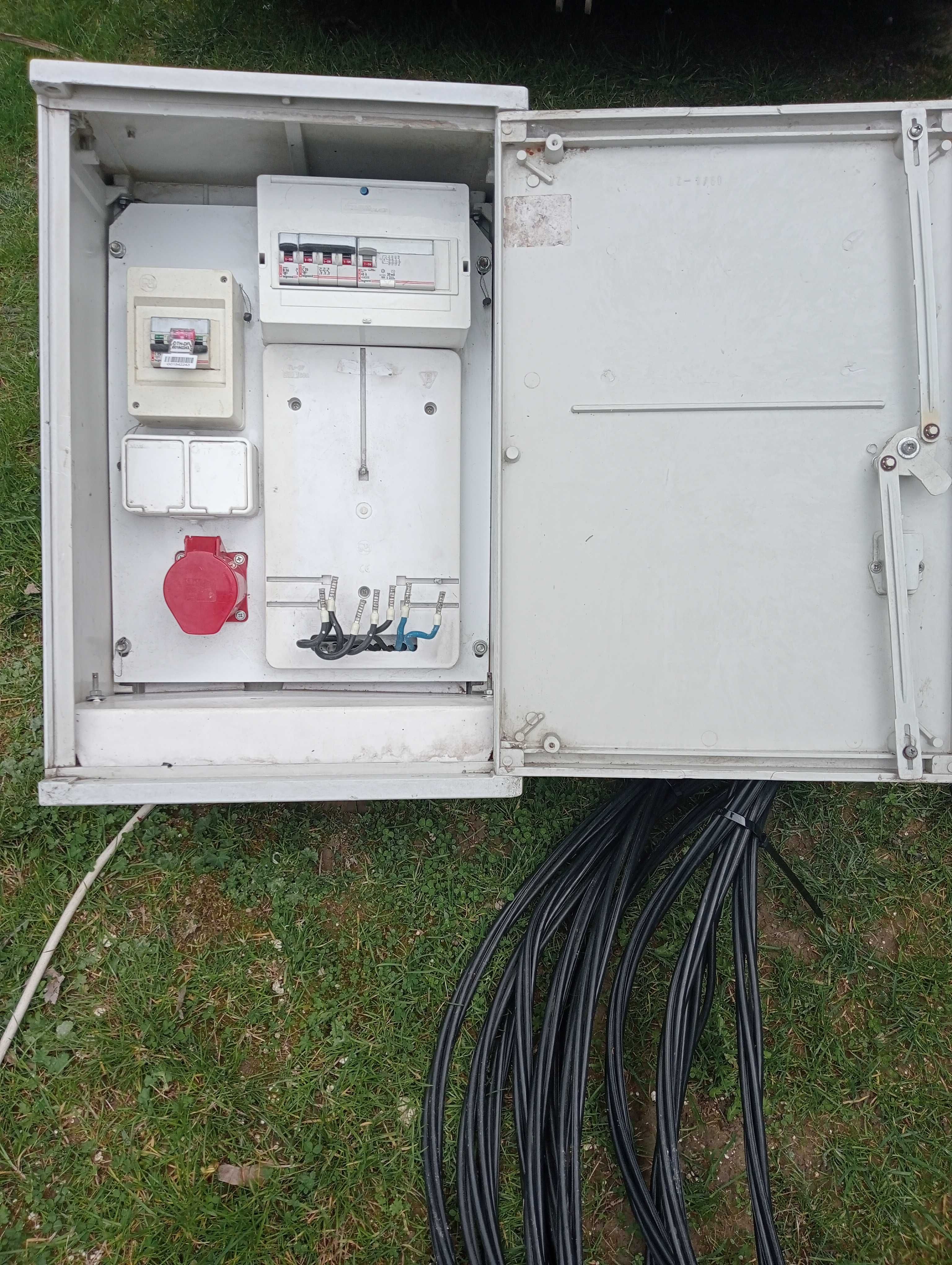 Skrzynka elektryczna i kabel napowietrzny