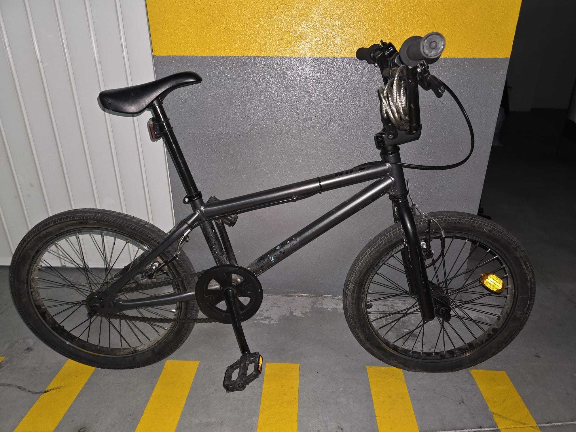 Bicicleta bmx preta com pouco uso