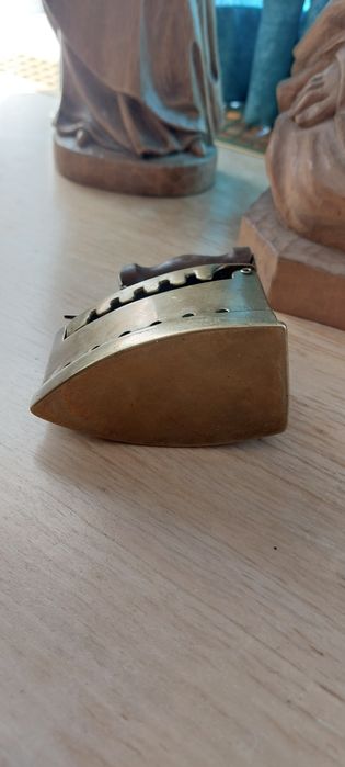 Mosiężne stare małe żelazko