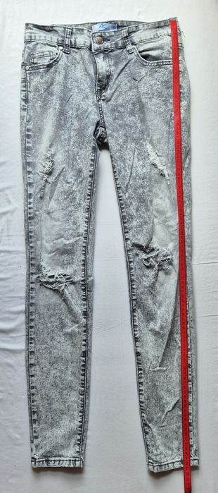 Spodnie rurki przecierane w kolorze szarym