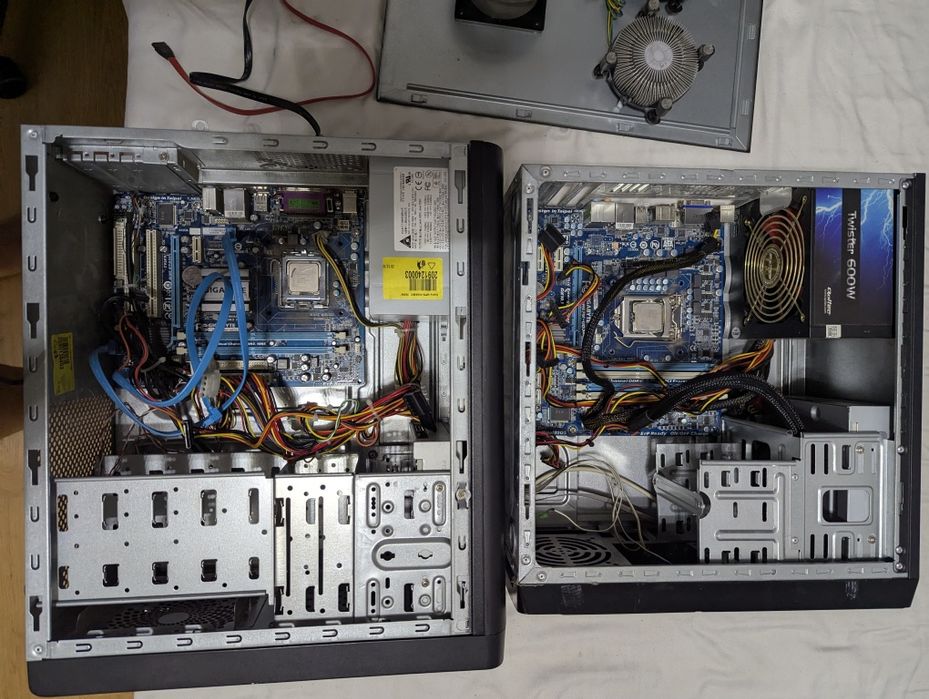 Dwa zestawy komputerowe