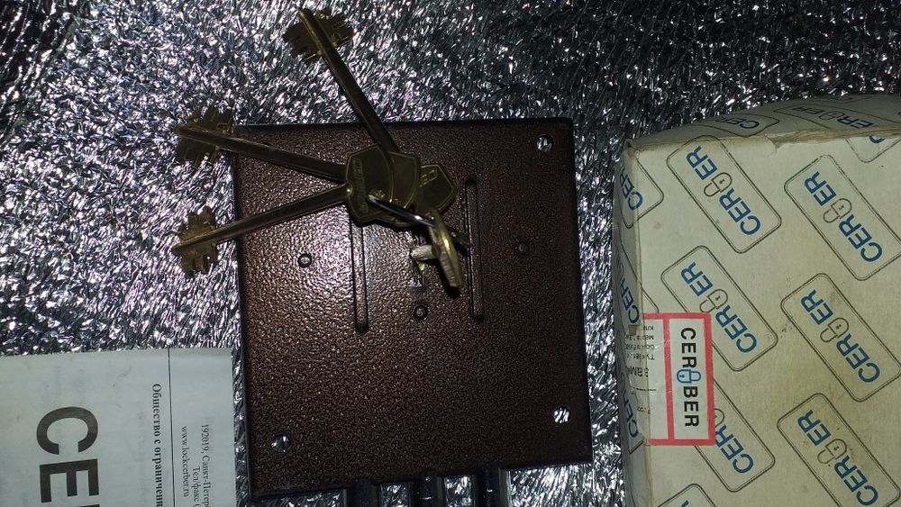 Продам накладной замок Cerber ключ-ключ.