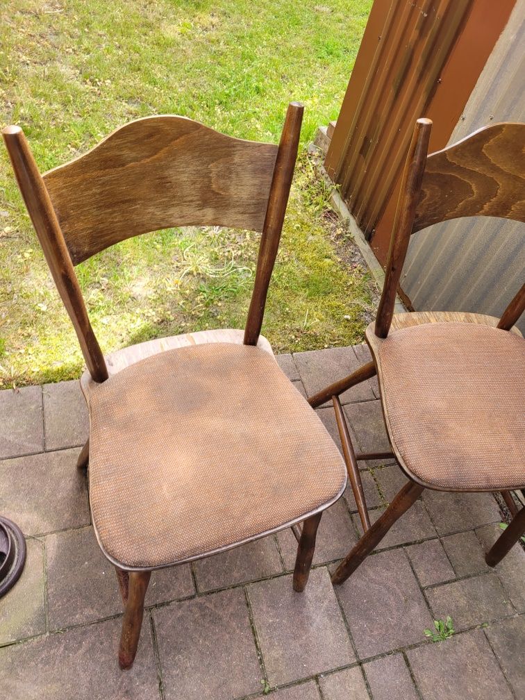 Krzesła drewniane z czasów PRL