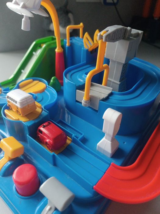 Трек з маленькими машинками