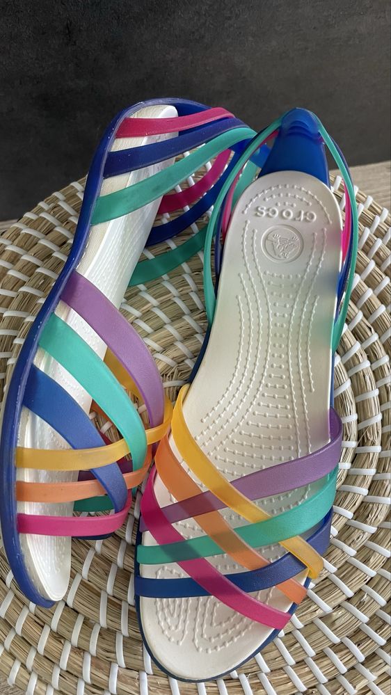Crocs sandały Huarache Flat Multi/Cerulean Blue W8 38/39