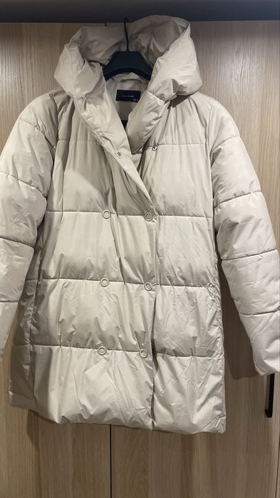 Kurtka zimowa damska Reserved 40 w kolorze kremowym z kapturem