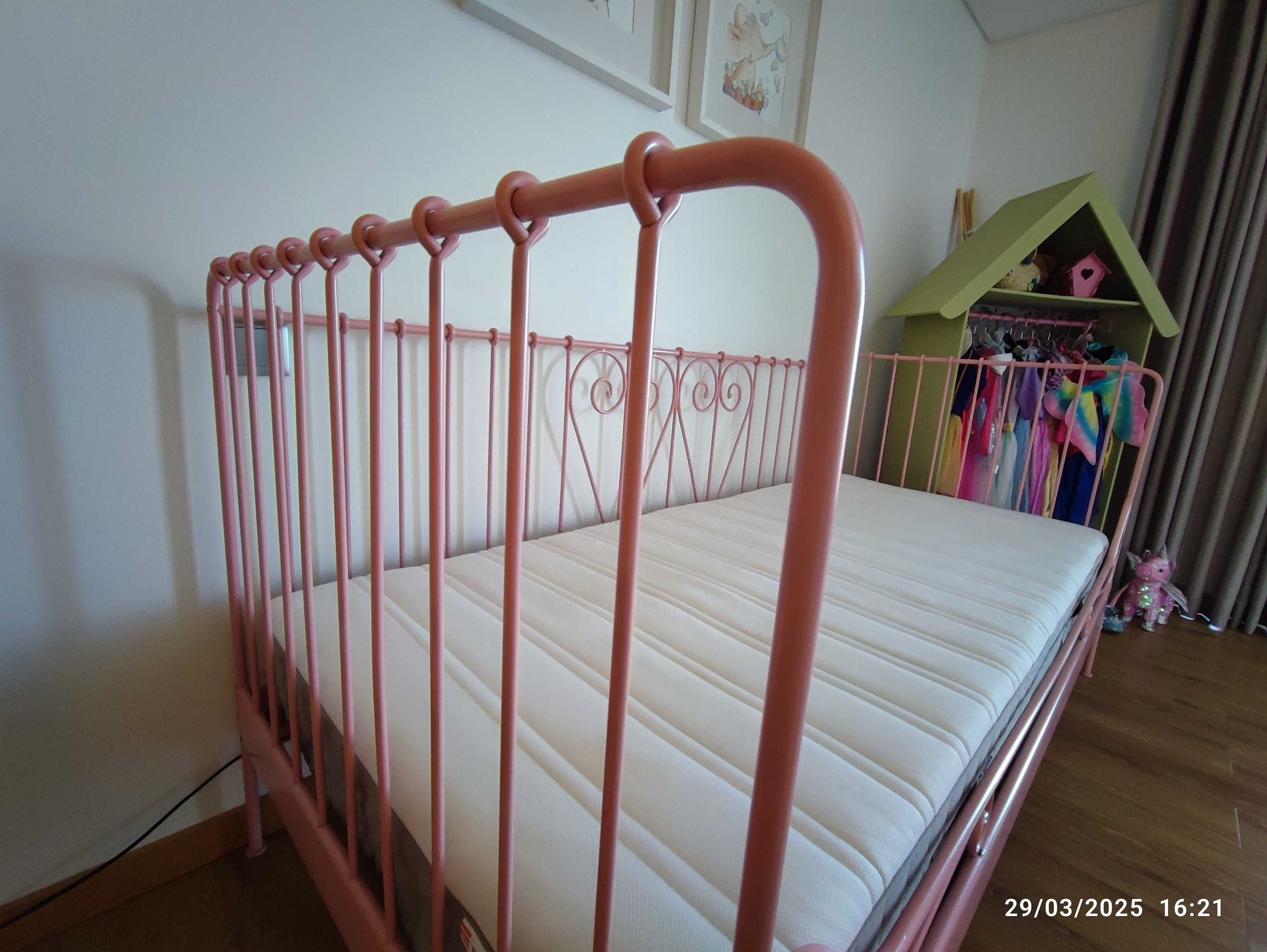 Cama de criança/menina em ferro cor de rosa e colchão 90 X 200cm.