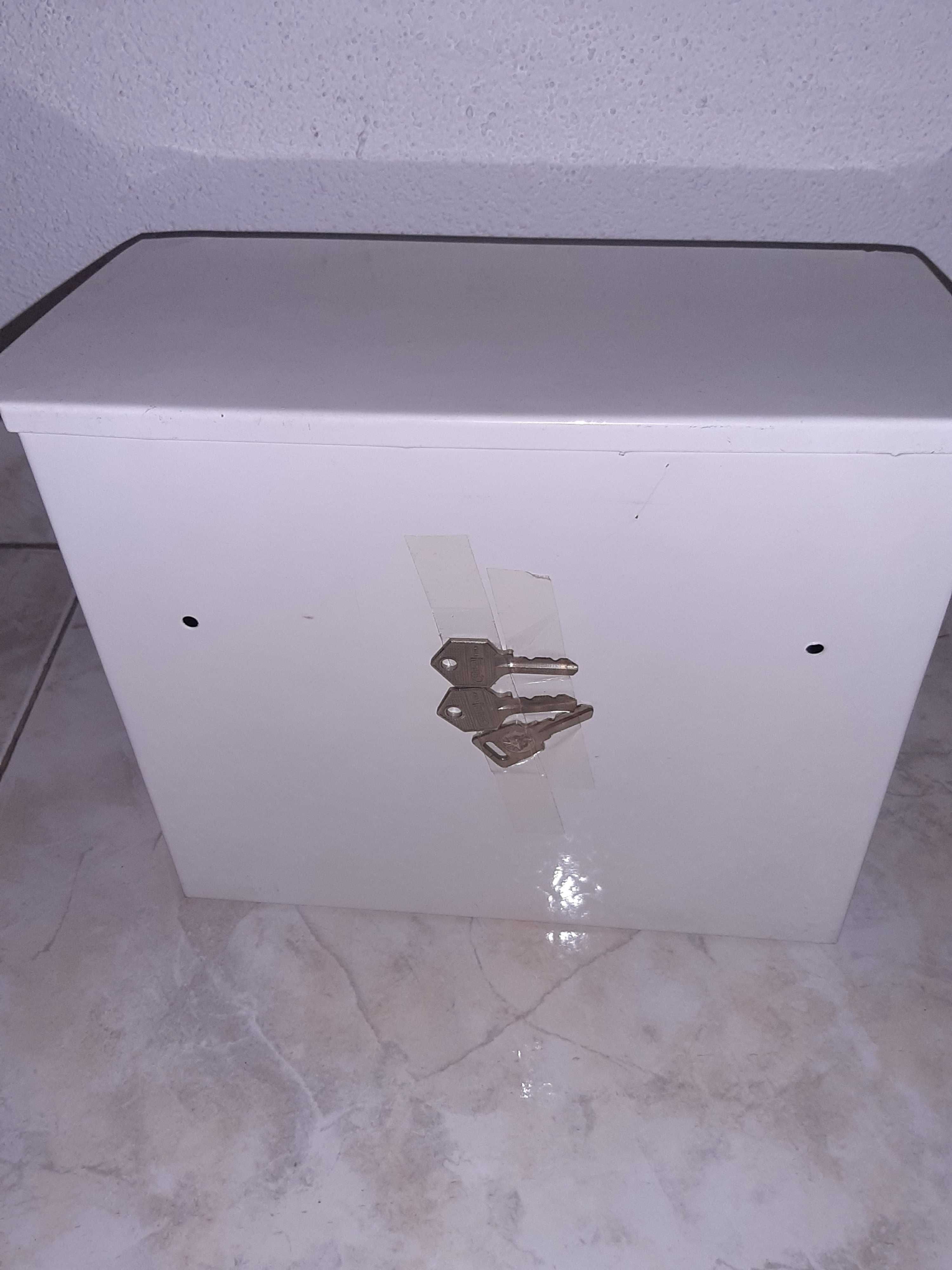 Caixa de correio em metal de cor branco