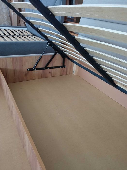 Ліжко м'яке з підйомним механізмом.