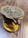 Porta moedas bronze e couro.Anos 60