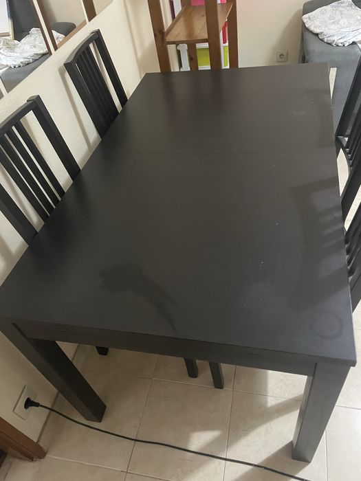 Mesa extensível com 4 cadeiras, cor pteta .
