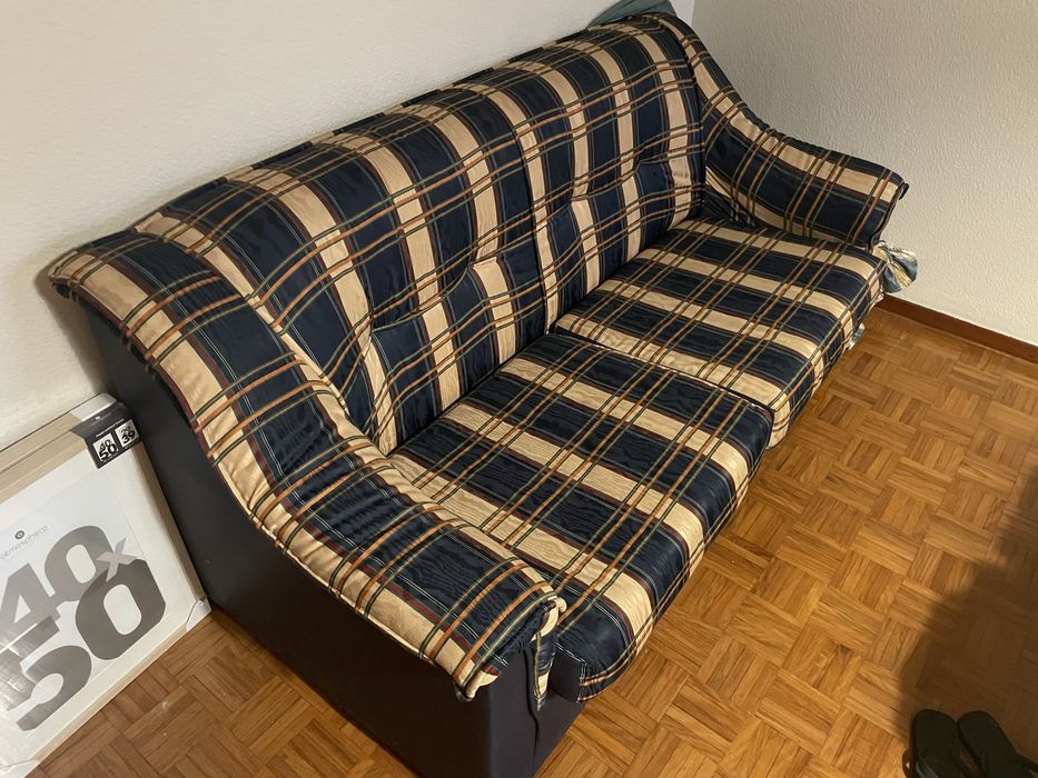 Vendo sofa cama dois lugares e 2 sofas individuais. Em bom estado.