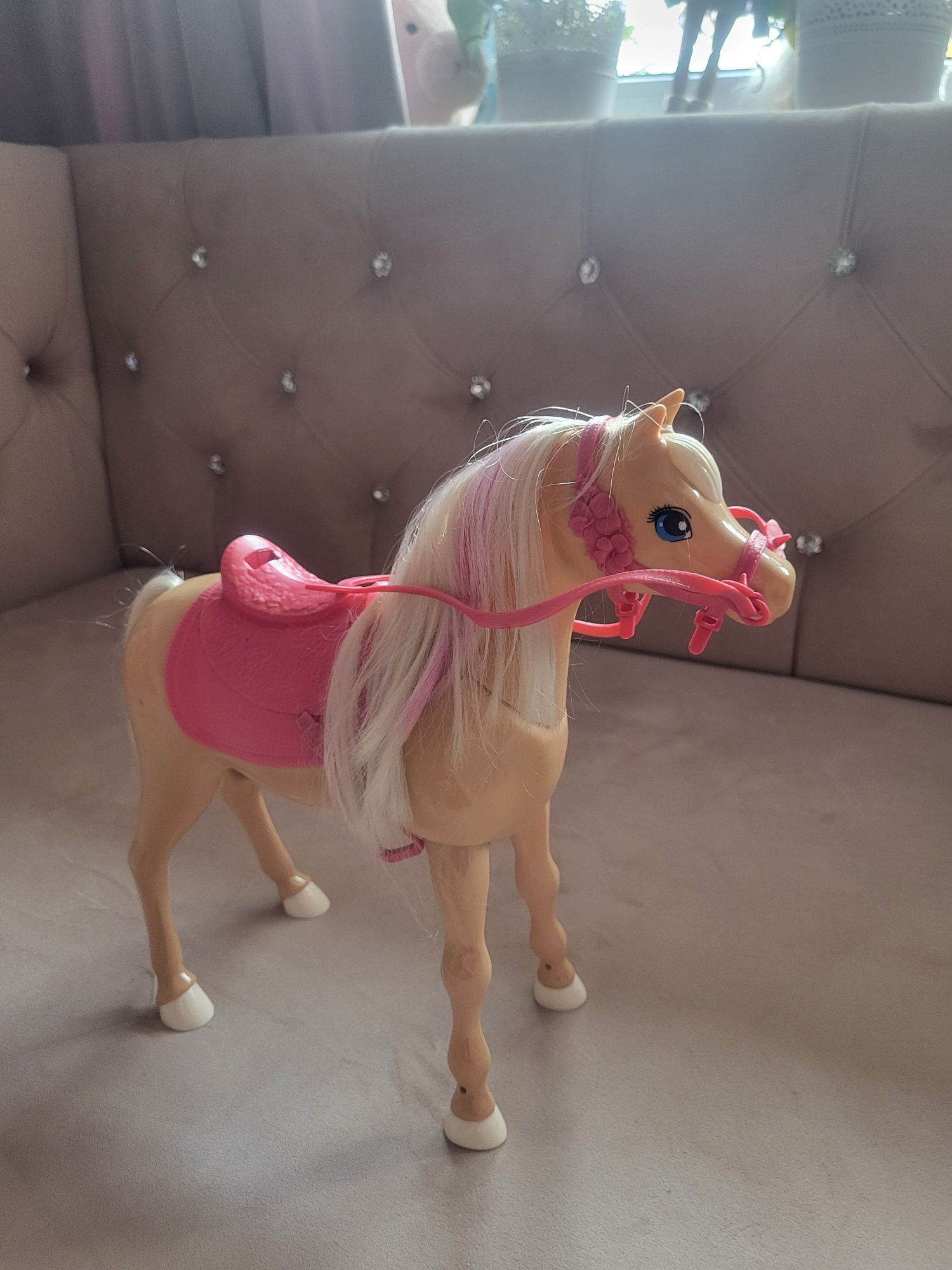 Koń grający dla lalek Barbie