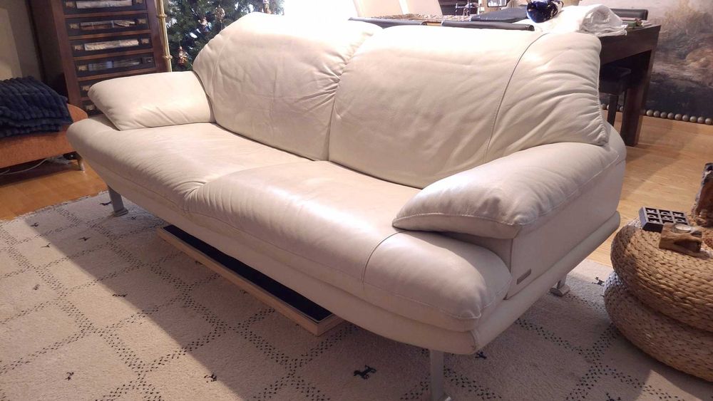 Sofá em pele cinza claro