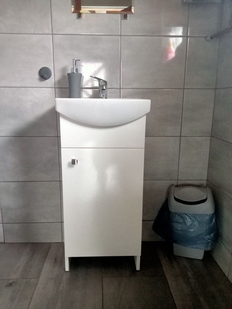Szafka łazienkowa zlew i bateria