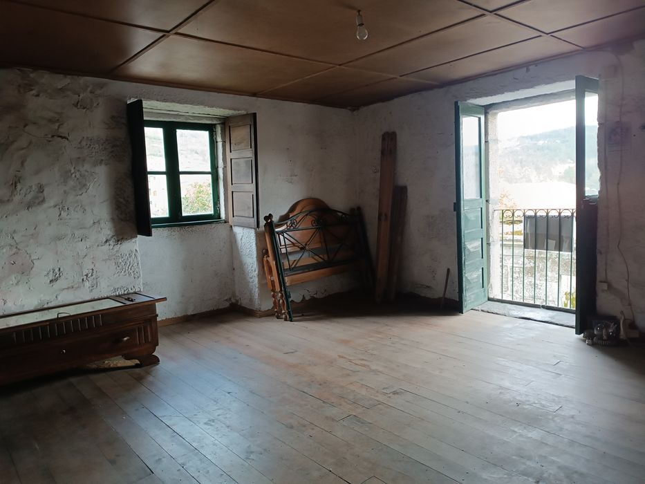 Casa em Pedra. Recuperar em Vilar de Ferreiros. Mondim de Basto