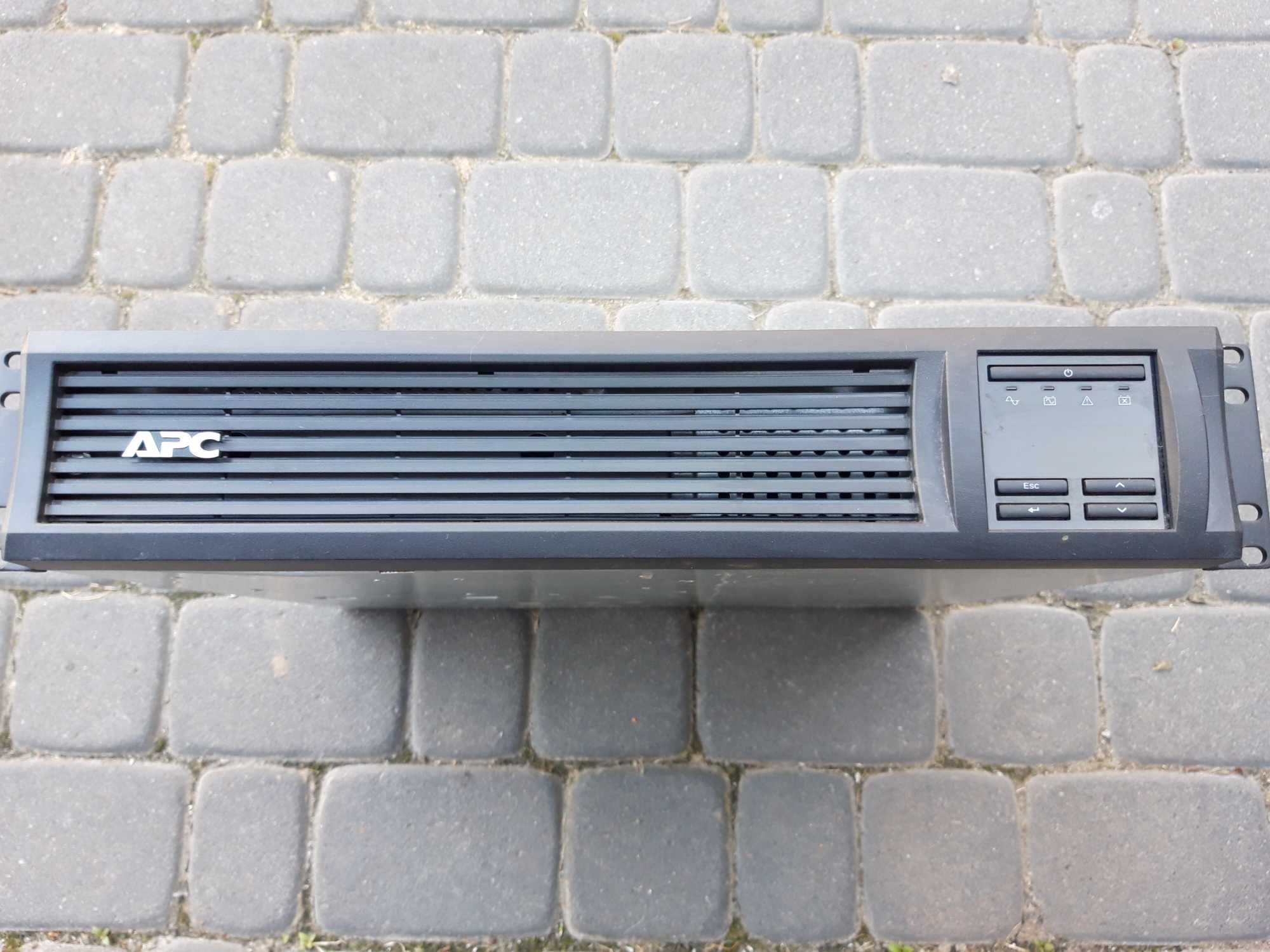 UPS firmy APC Urządzenie Podtrzymujące Napięcie z Sieci