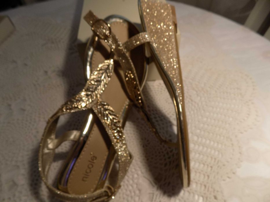 Piękne złote  sandałki -  na koturnie rozm. 38. Nowe.