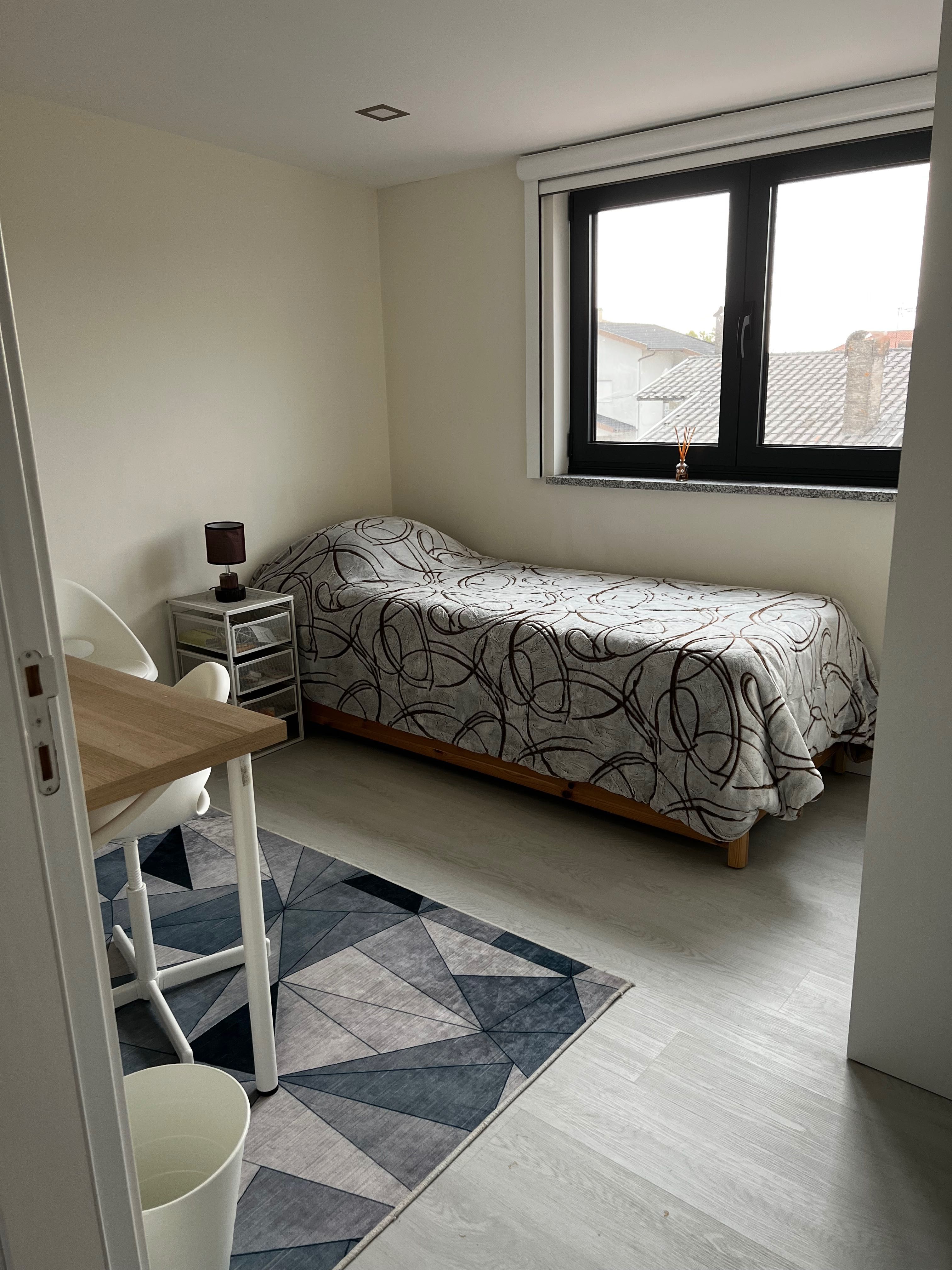 Alugo quarto a rapariga