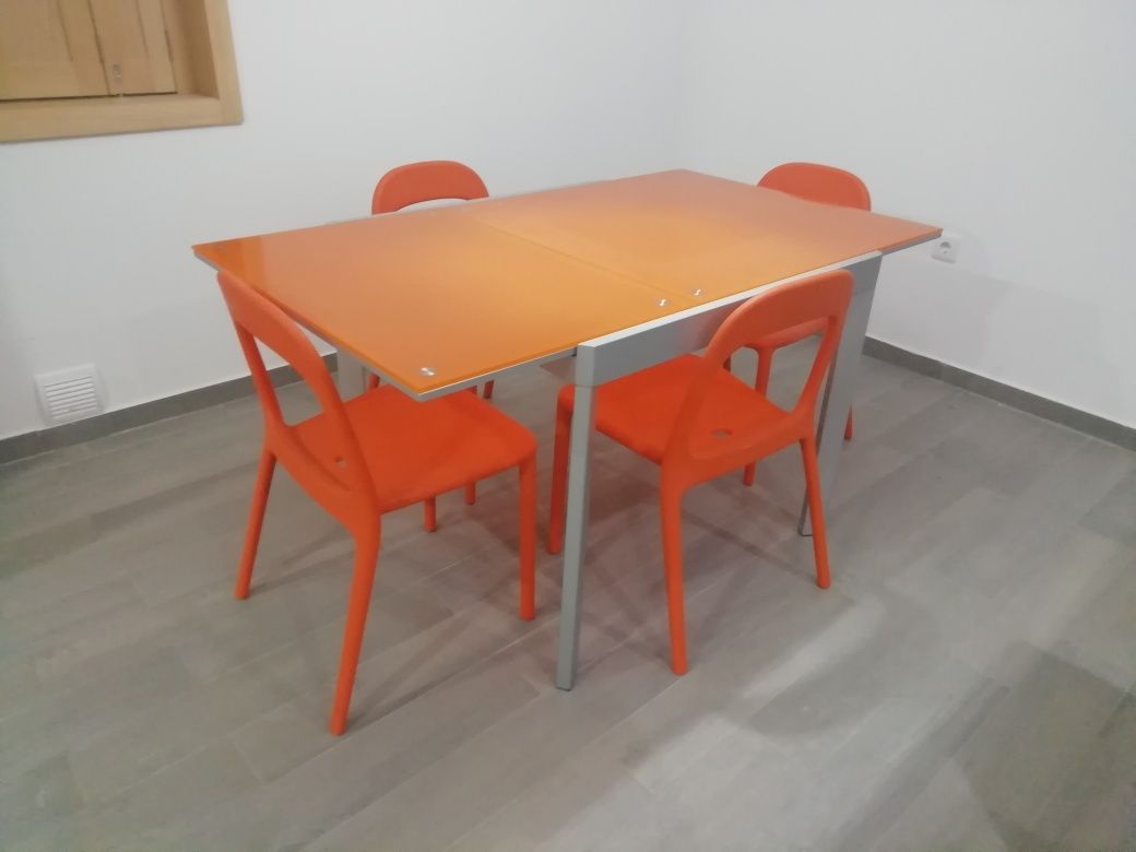 Mesa extensível com 4 cadeiras