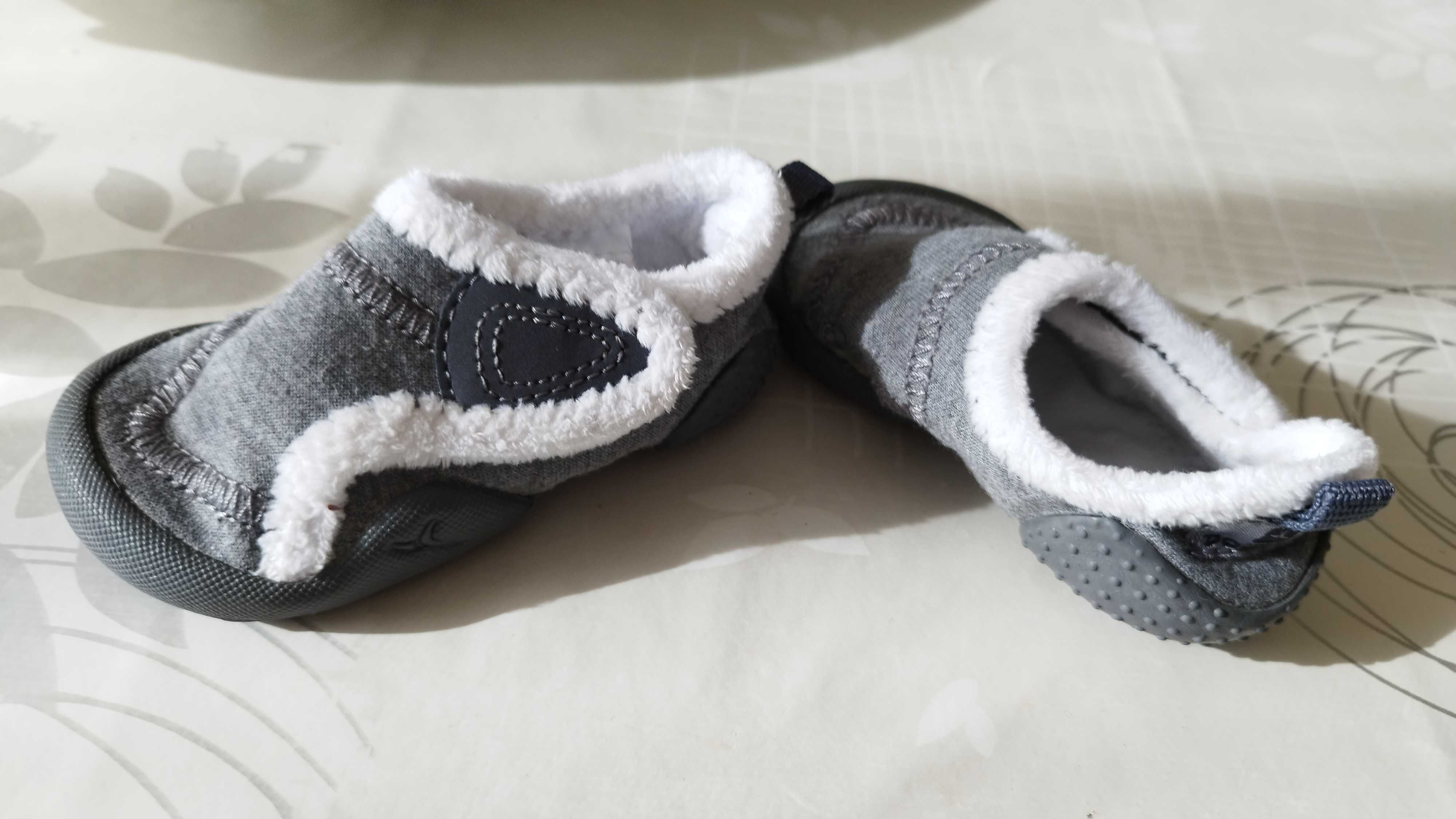 3 pares de calçado/pantufas bébé