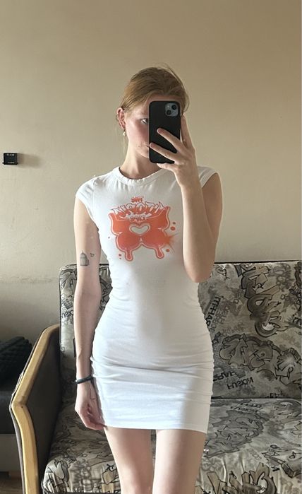 biala sukienka h&m z nadrukiem