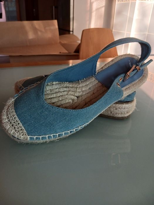 Alpercatas abertas atrás compensadas