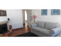 Apartamento T2 mobilado, inserido em moradia bi-familiar com entrad...