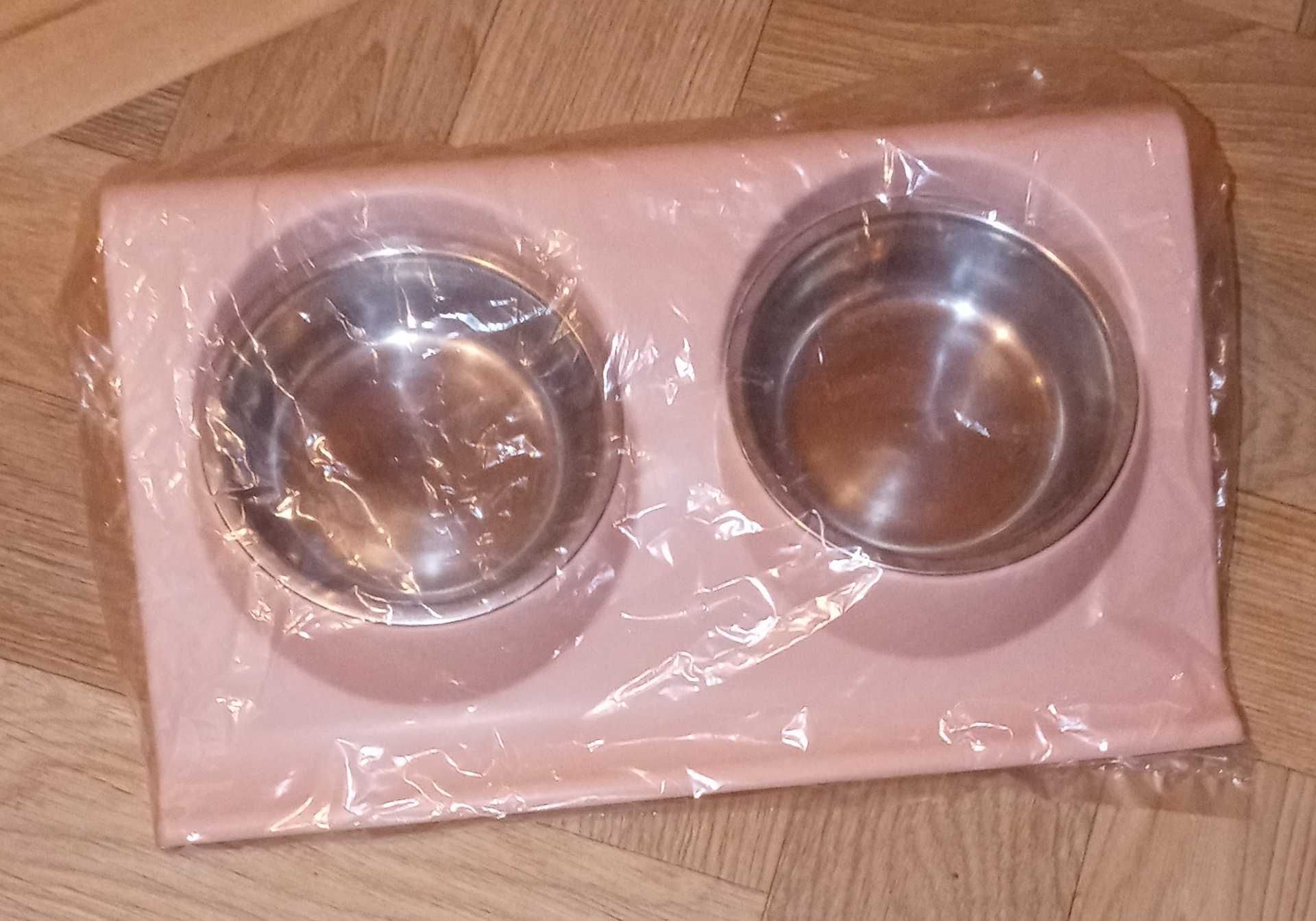 Miseczki dla kota, małego psa. Zestaw miseczek na wodę i karmę.