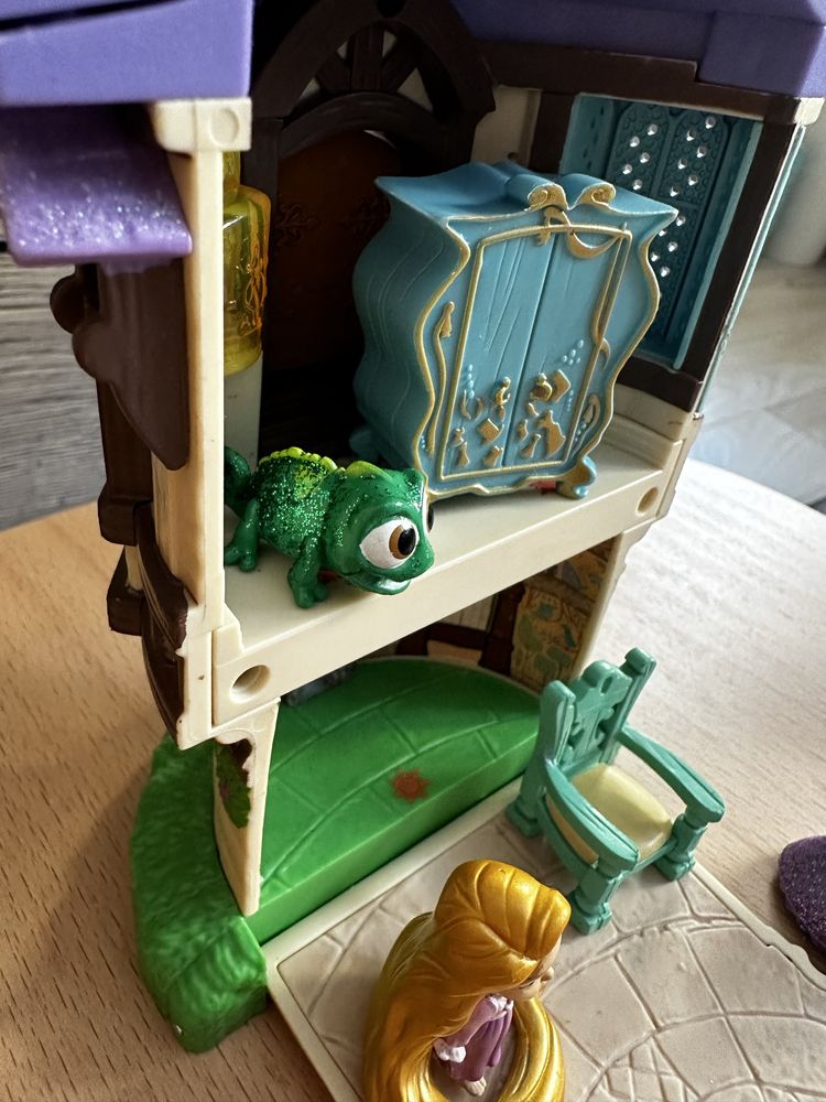 Disney store wieża Roszpunki zamek domek animators figurki maximus pas