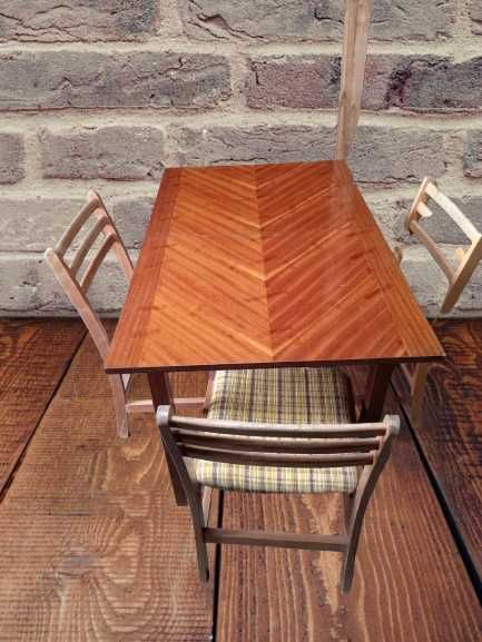 Komplet  rozkładany stół na wysoki połysk + 4 krzesła drewniane KFM