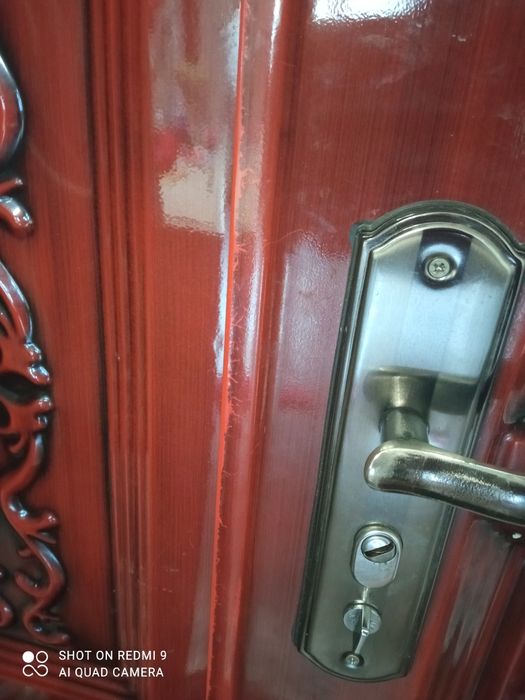 Drzwi wejściowe brązowe retro zdobienia metalowe