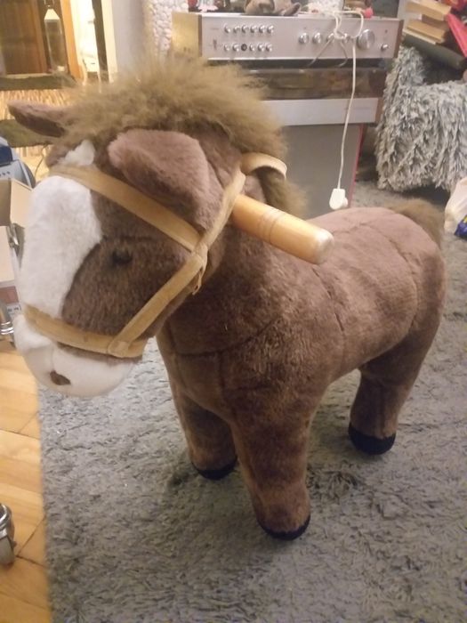 Stary koń na biegunach z okresu PRL z sygnaturą