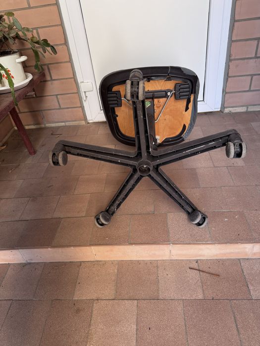 Продам стілець на колесах.