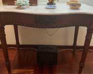 Mesa antiga com tampo de mármore