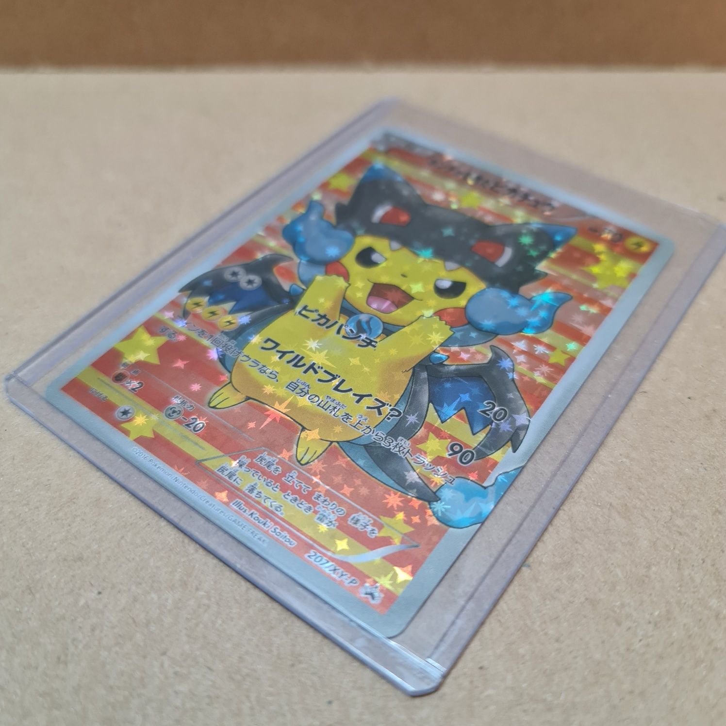 Carta Pokémon Poncho Pikachu 207/XY-P - Capa Protetora Incluída