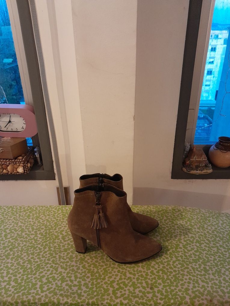 Vendo Botas de Senhora muito bonitas como novas