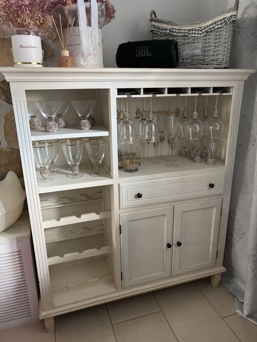 Regal w kolorze kremowym