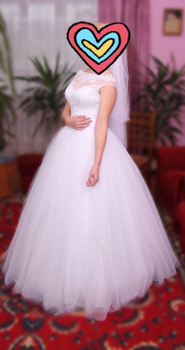 Весільне плаття .