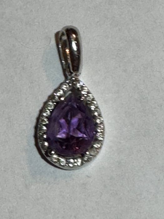 Złoty wisiorek z ametystem