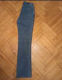 Jeansy ze stretchem damskie proste rozszerzane na dole. Cross jeans.