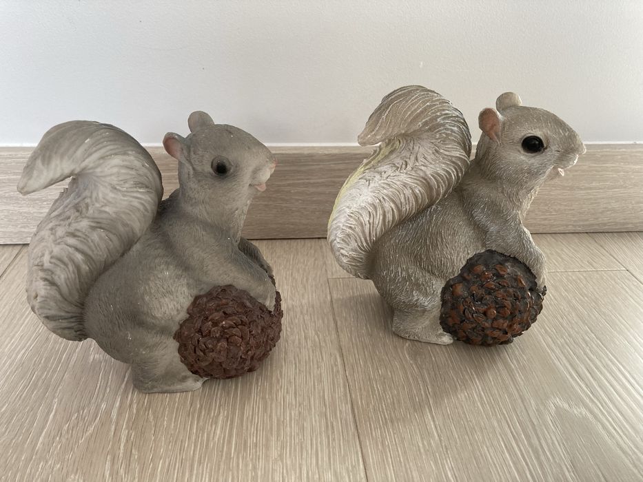 Wiewiórka szara wiewiórki z szyszką 2 figurki ozdoba