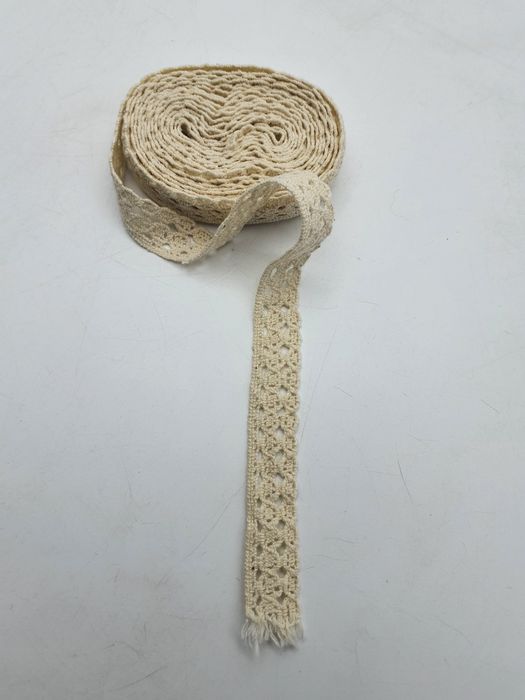 Koronka ecru kupon 3,15 m.x 1,70 cm.